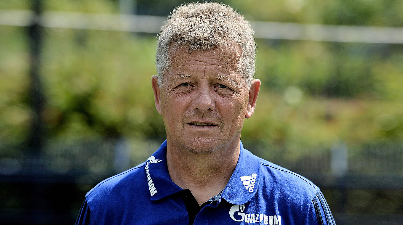 Unterstützung: Peter Hermann greift HSV-Coach Peter Knäbel unter die Arme © 2014 Getty Images