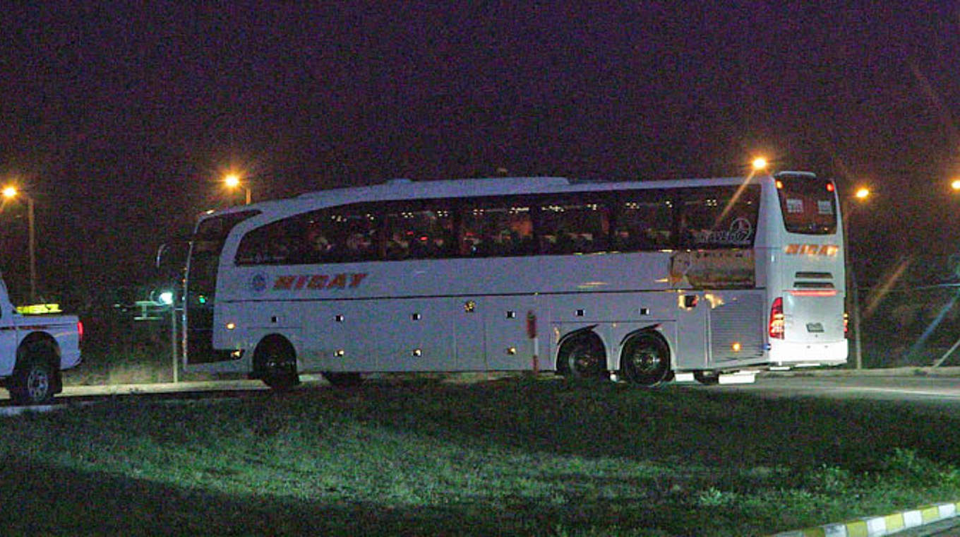 Mit dem Mannschaftsbus durch die georgische Hauptstadt: das DFB-Team © 