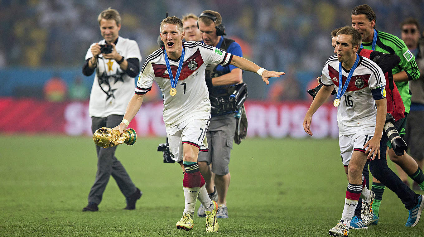 Da ist das Ding: Bastian Schweinsteiger mit dem WM-Pokal in Rio am 13. Juli 2014 © imago/Moritz Müller