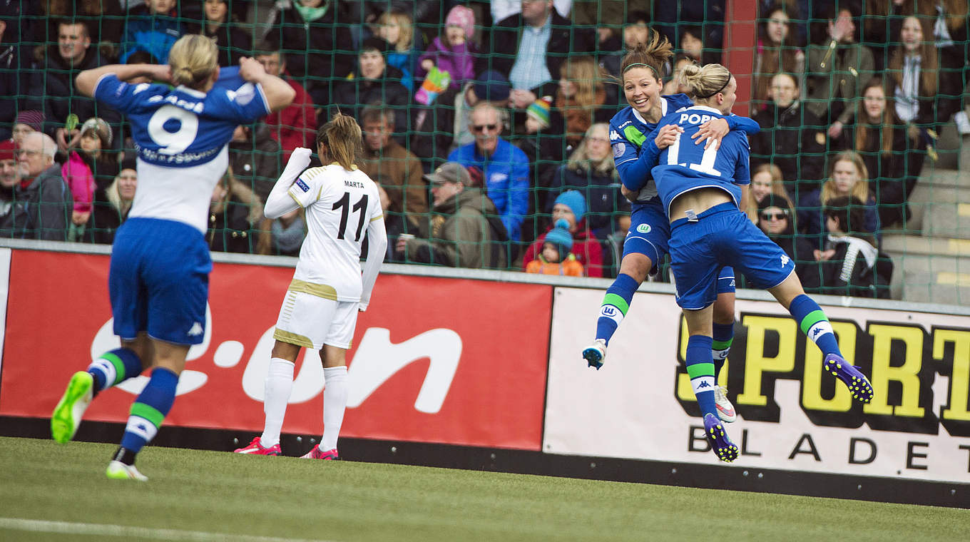 Zwei Kopfballtore fürs Halbfinale: Nationalspielerin Alexandra Popp (r.) lässt sich feiern © AFP