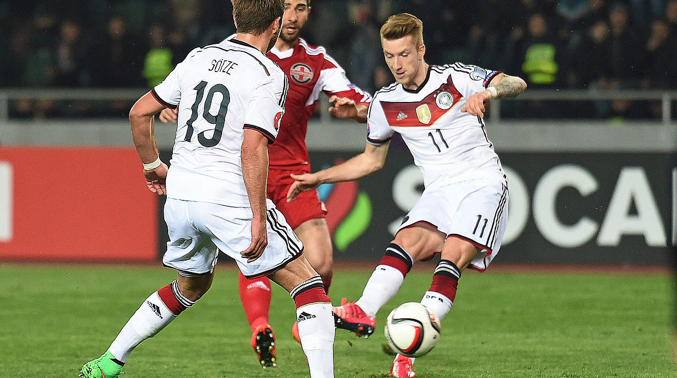 Die Führung für Deutschland: Marco Reus (r.) schiebt zum 1:0 gegen Georgien ein © 2015 Getty Images