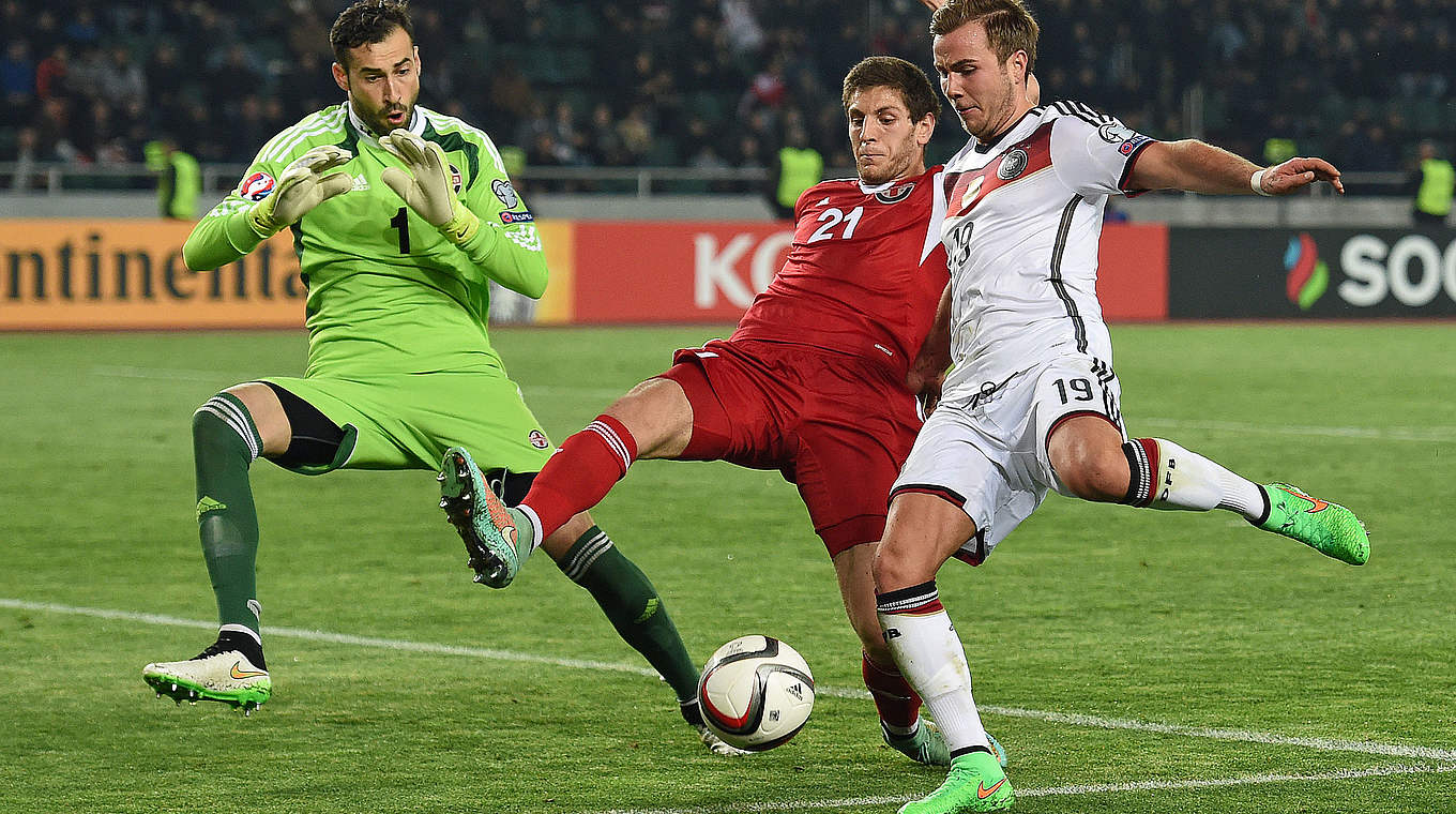Abschluss gegen zwei Georgier: Angreifer Mario Götze (r.) vom FC Bayern München © 2015 Getty Images
