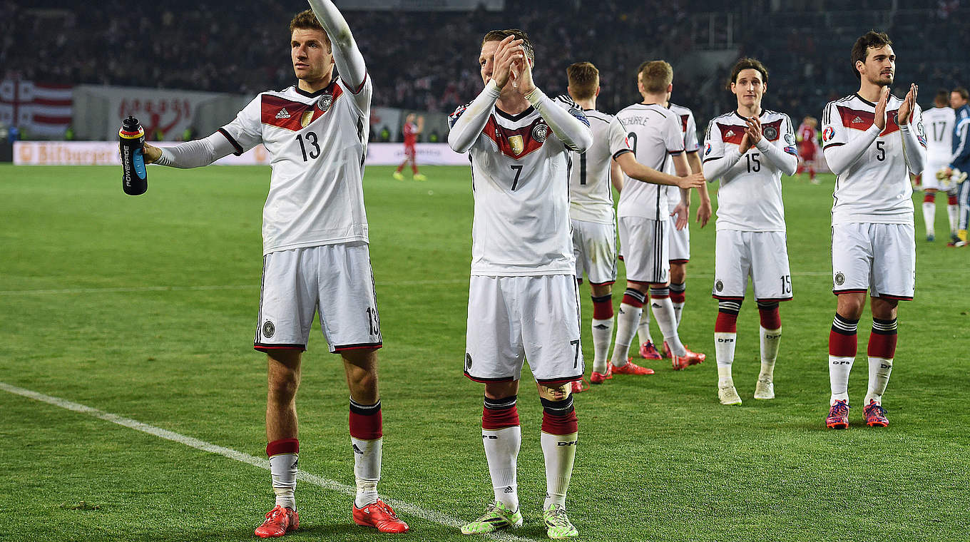 Sieg im ersten Spiel als offizieller Kapitän des DFB-Teams: Bastian Schweinsteiger (2.v.l.) © 2015 Getty Images