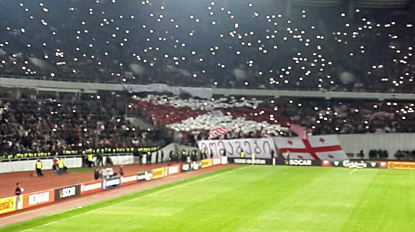 Einmalige Erlebnise im Stadion: Choreographie der georgischen Fans © DFB