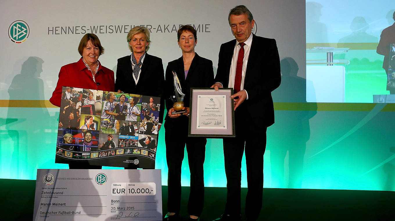 Gruppenbild mit Trainerpreisträgerin: Ratzeburg, Neid, Meinert und Niersbach (v.l.) © 2015 Getty Images