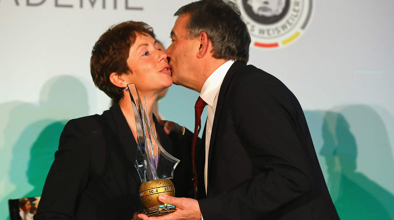 Dankt Meinert für ihre herausragenden Leistungen: DFB-Präsident Niersbach © 2015 Getty Images