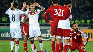 Favorit der Fans im Spiel gegen Georgien in Tiflis: BVB-Star Marco Reus (3.v.l.) © AFP/Getty Images