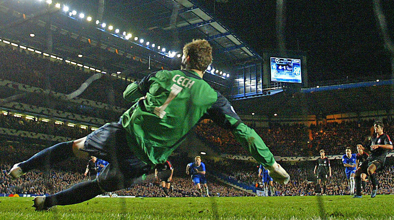 Später Hoffnungsschimmer: Michael Ballack (r.) trifft per Strafstoß zum 2:4 bei Chelsea © 2005 AFP