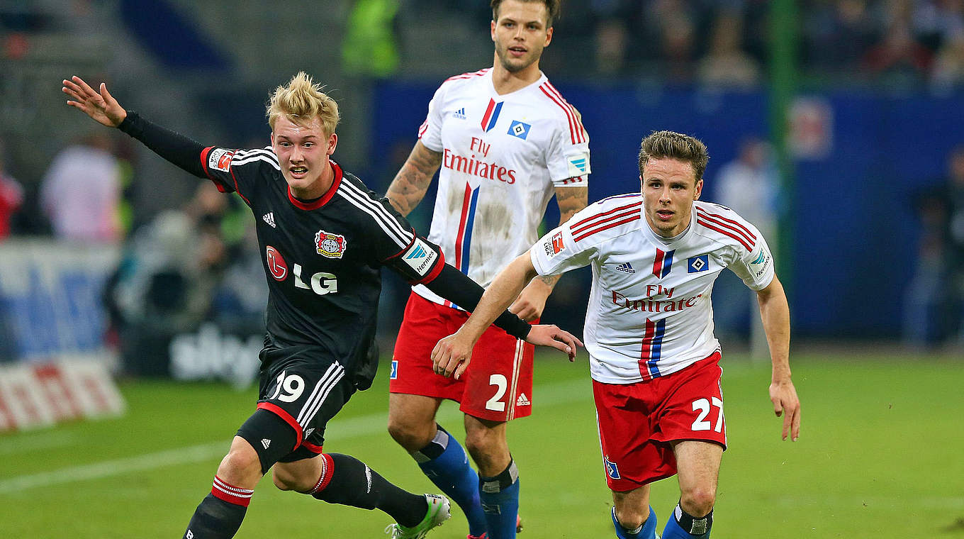 Duell aus dem Hinspiel: Bayers Julian Brandt (l.) gegen Müller vom HSV © 2014 Getty Images