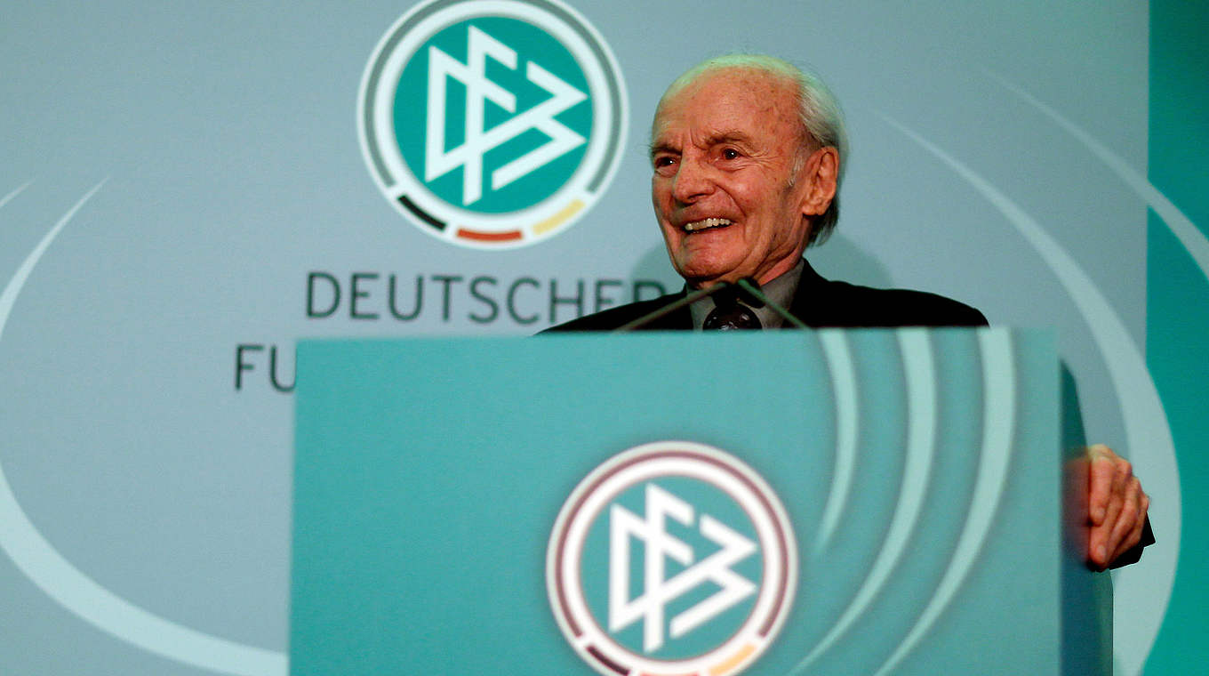 Feiert 90. Geburtstag: Trainer-Legende Dettmar Cramer © 2011 Getty Images