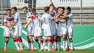 Jubel bei den deutschen U 19-Junioren: Nach einem 1:2-Rückstand drehen sie das Spiel und gewinnen 3:2 gegen das Team aus Irland © 2015 Getty Images