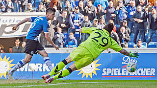 Tor für die Arminia: Dennis Mast (l.) überwindet Cottbus' Kevin Müller © 2015 Getty Images