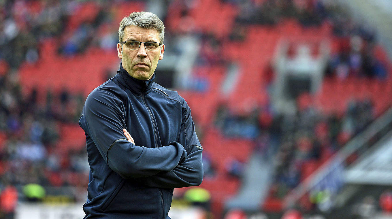 Denkbar schlechter Start: HSV-Coach Peter Knäbel © AFP/Getty Images