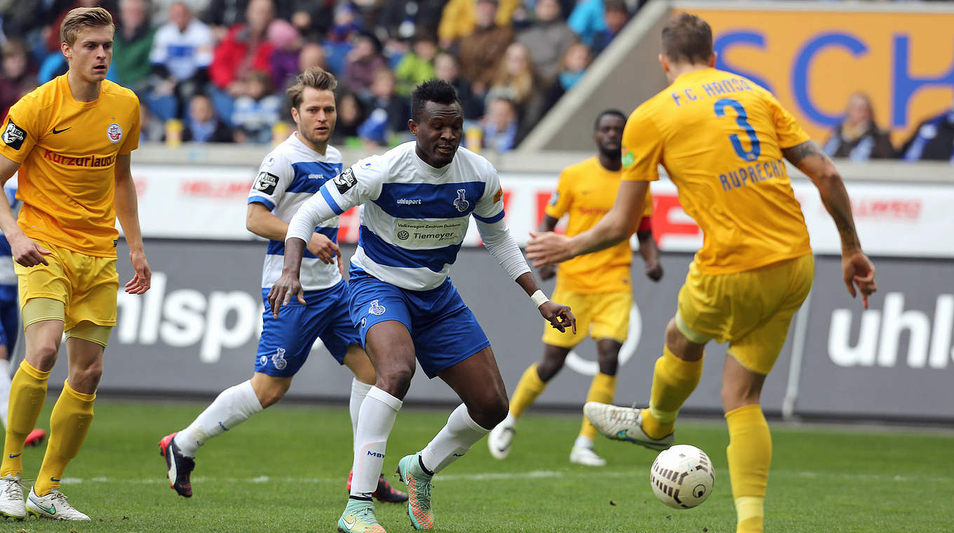 Sein Treffer reicht nur zu einem Punkt: Duisburgs Kingsley Onuegbu (M.) © 2015 Getty Images