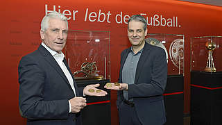 Medaillen fürs Museum: Klaus Fischer (l.) übergibt an Museumsdirektor Neukirchner © Sportfoto Zink / WoZi