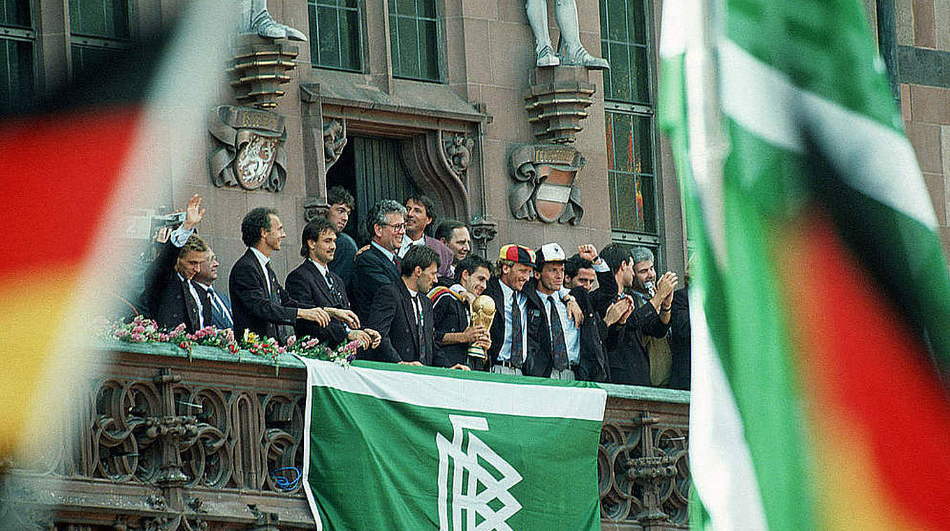 Empfang am Frankfurter "Römer": Die Weltmeister 1990 präsentieren den Pokal © DFB