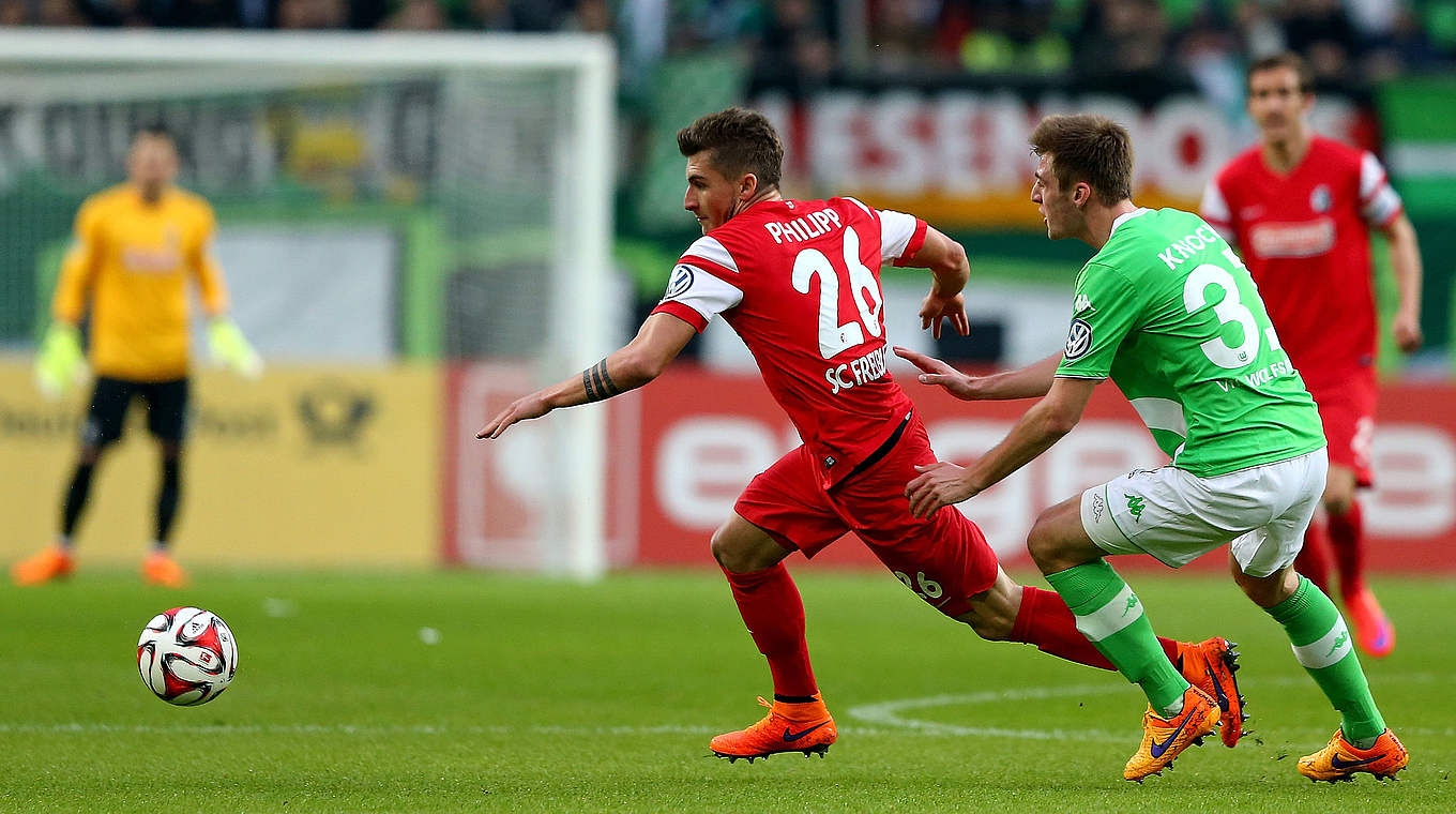 Wolfsburg's Knoche against Freiburg's Philipp  © 2015 Getty Images