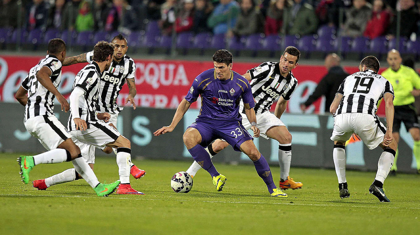 Kein Durchkommen gegen das Juve-Bollwerk: Mario Gomez vom AC Florenz © 2015 Getty Images