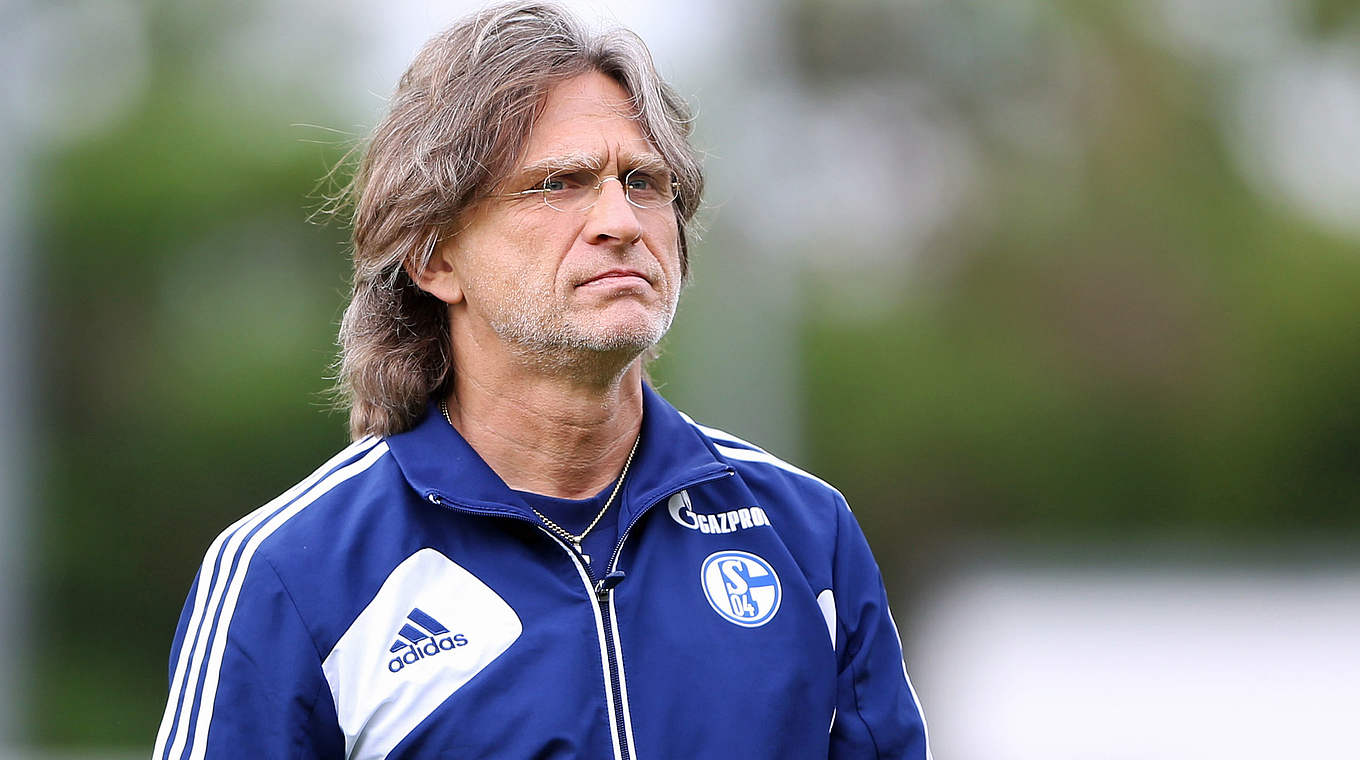 Derby gegen den BVB: Schalke-Coach Elgert © 2014 Getty Images