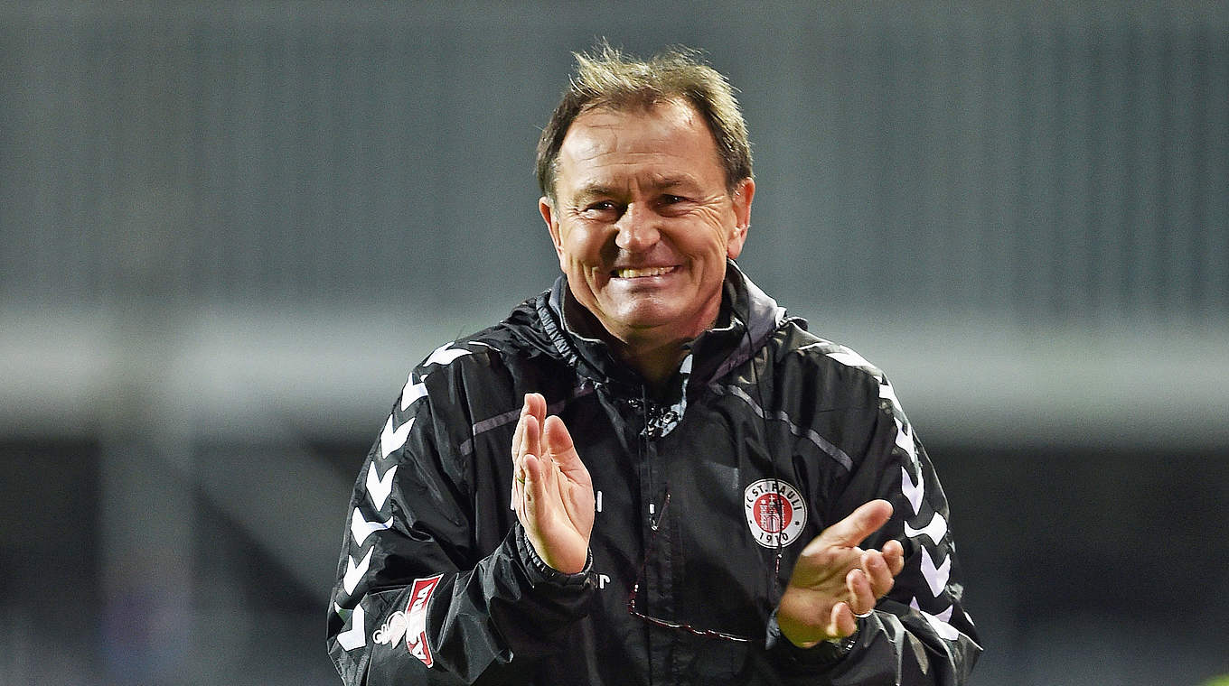 Pauli-Coach Ewald Lienen: "Jedes Spiel ist eine Chance, uns da unten raus zu spielen" © 2015 Getty Images