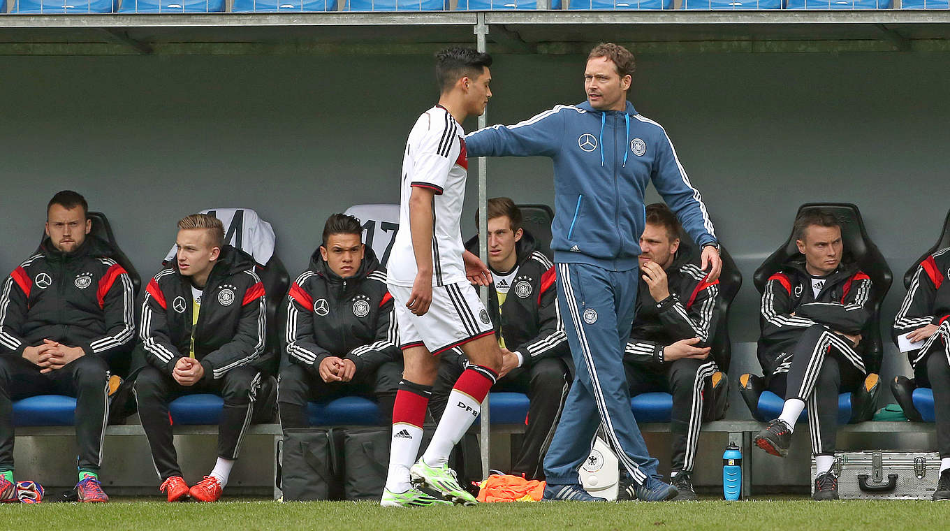 Taktikanweisungen: DFB-Trainer Marcus Sorg coacht die U 19-Junioren © 2014 Getty Images