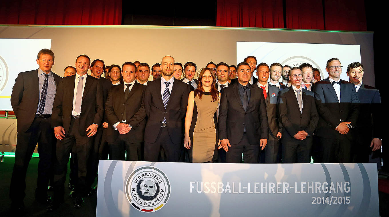 Die Klasse von 2015: 24 neue Fußball-Lehrer mit Ausbilder Frank Wormuth (l.)  © 2015 Getty Images