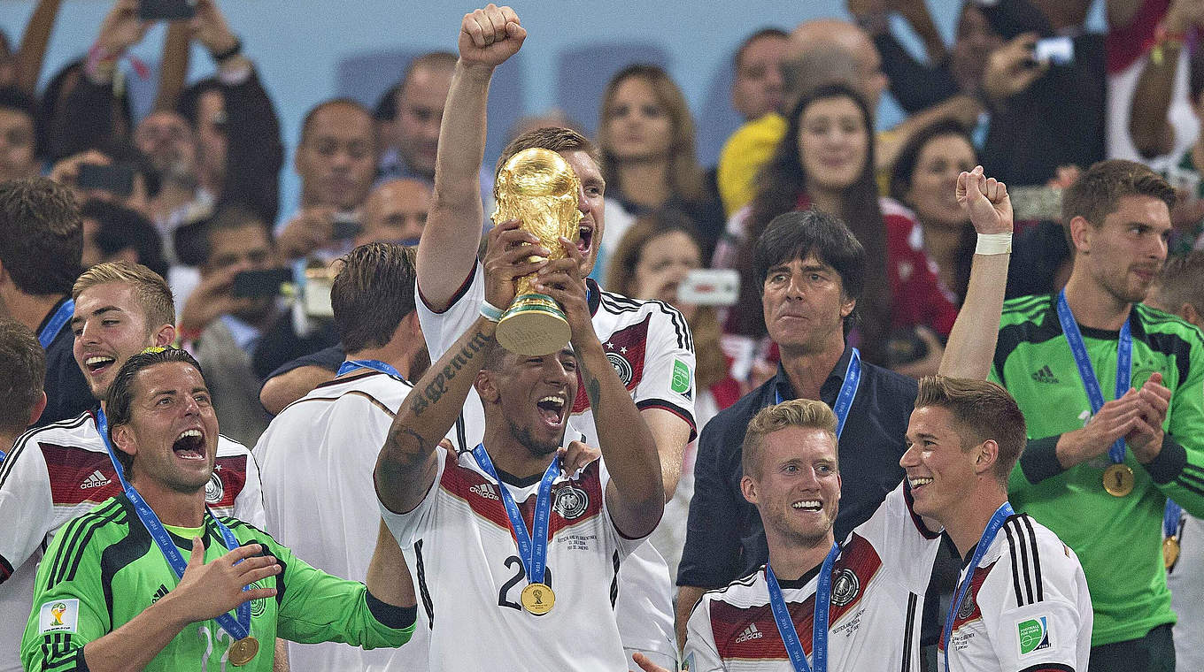 Erfolgreichster Berliner Fußballer aller Zeiten: Jérôme Boateng mit WM-Pokal in Rio 2014 © imago/Moritz Müller