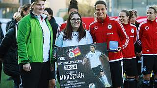 Ausgezeichnet: Sandra und Sabrina ehren Dzsenifer Marozsan. © Getty Images