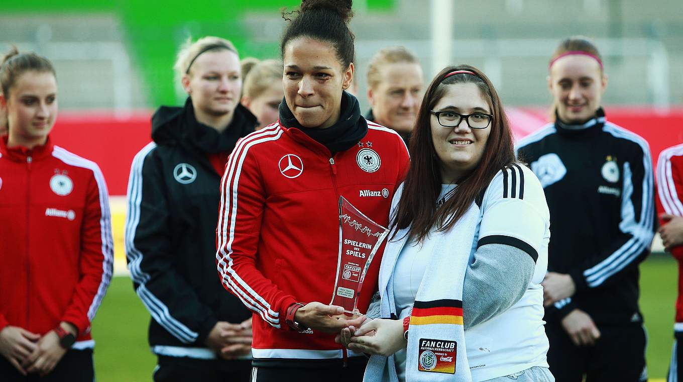 Freundlich: Celia Sasic mit Sandra und Trophäe. © Getty Images