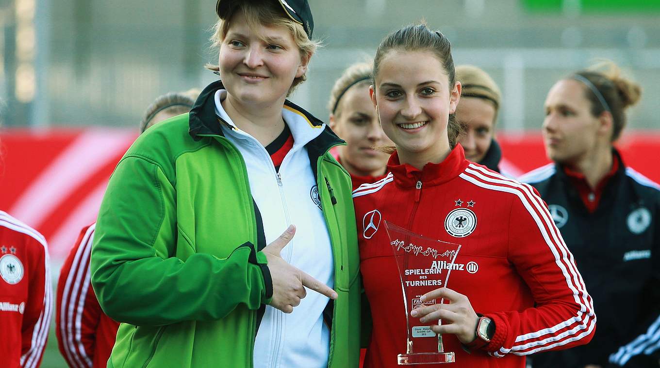 Glücklich: Sara Däbritz wird als "Spielerin des Algarve Cups" ausgezeichnet. © Getty Images