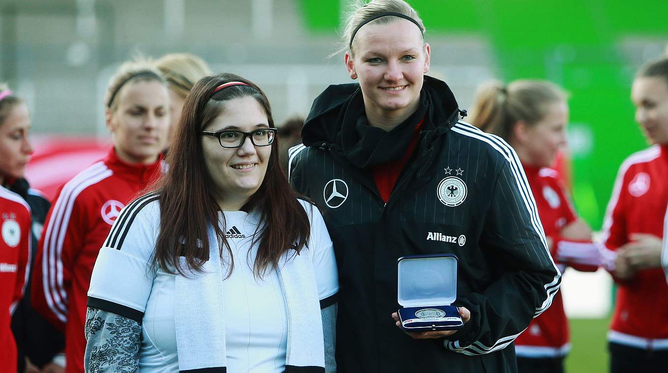 Trefflich: Sandra mit der "Torschützin des Jahres 2014", Alex Popp. © Getty Images