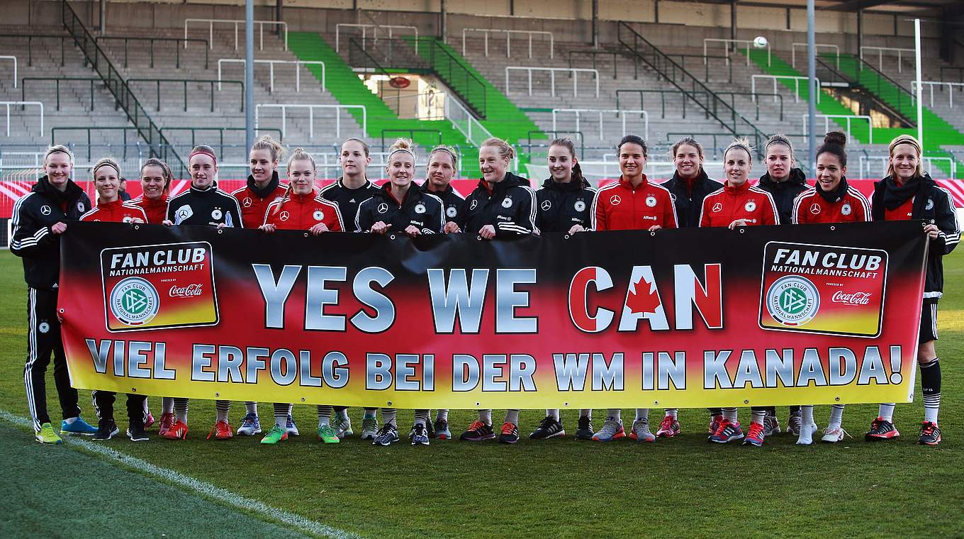 Mit den besten Wünschen: Der Fan Club unterstützt die Frauen-Nationalmannschaft. © Getty Images