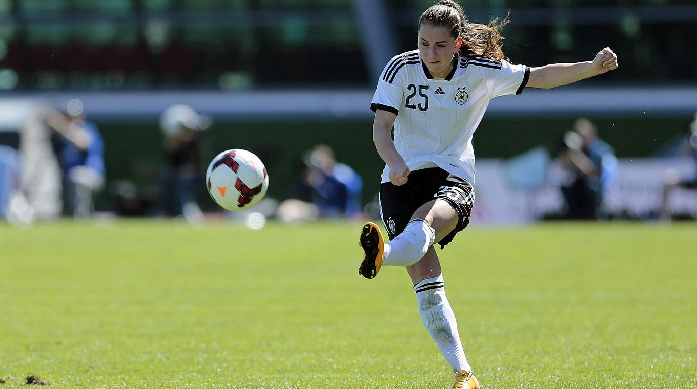 Beginnt im defensiven Mittelfeld: Sara Däbritz © 2015 Getty Images