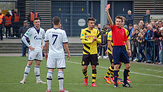 Unterzahl: Schalkes Paul Stieber (Nummer 7) sieht die Rote Karte © mspw