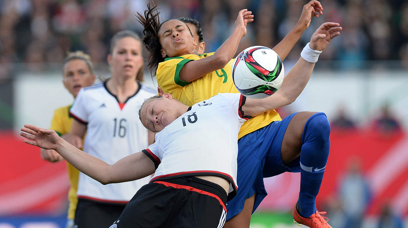 Schenken sich nichts: Popp (v.) im Duell mit Marta © Getty Images