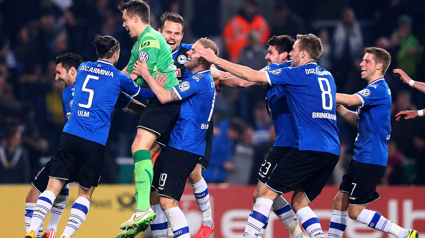 Bielefeld run to celebrate with their hero Schwolow © 2015 Getty Images