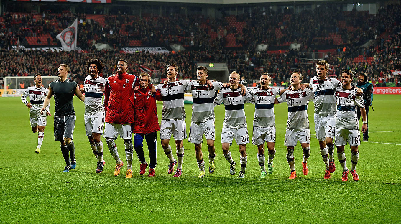 Neuer and his Bayern team mates celebrate the win. © 2015 Getty Images