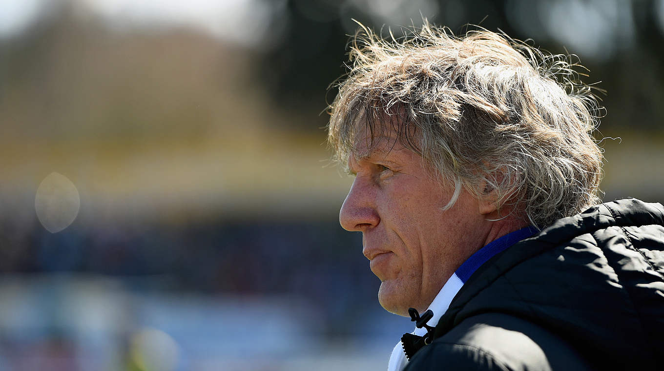  Zukunftspläne: Trainer Verbeek will in der nächsten Saison mit Bochum aufsteigen © 2015 Getty Images