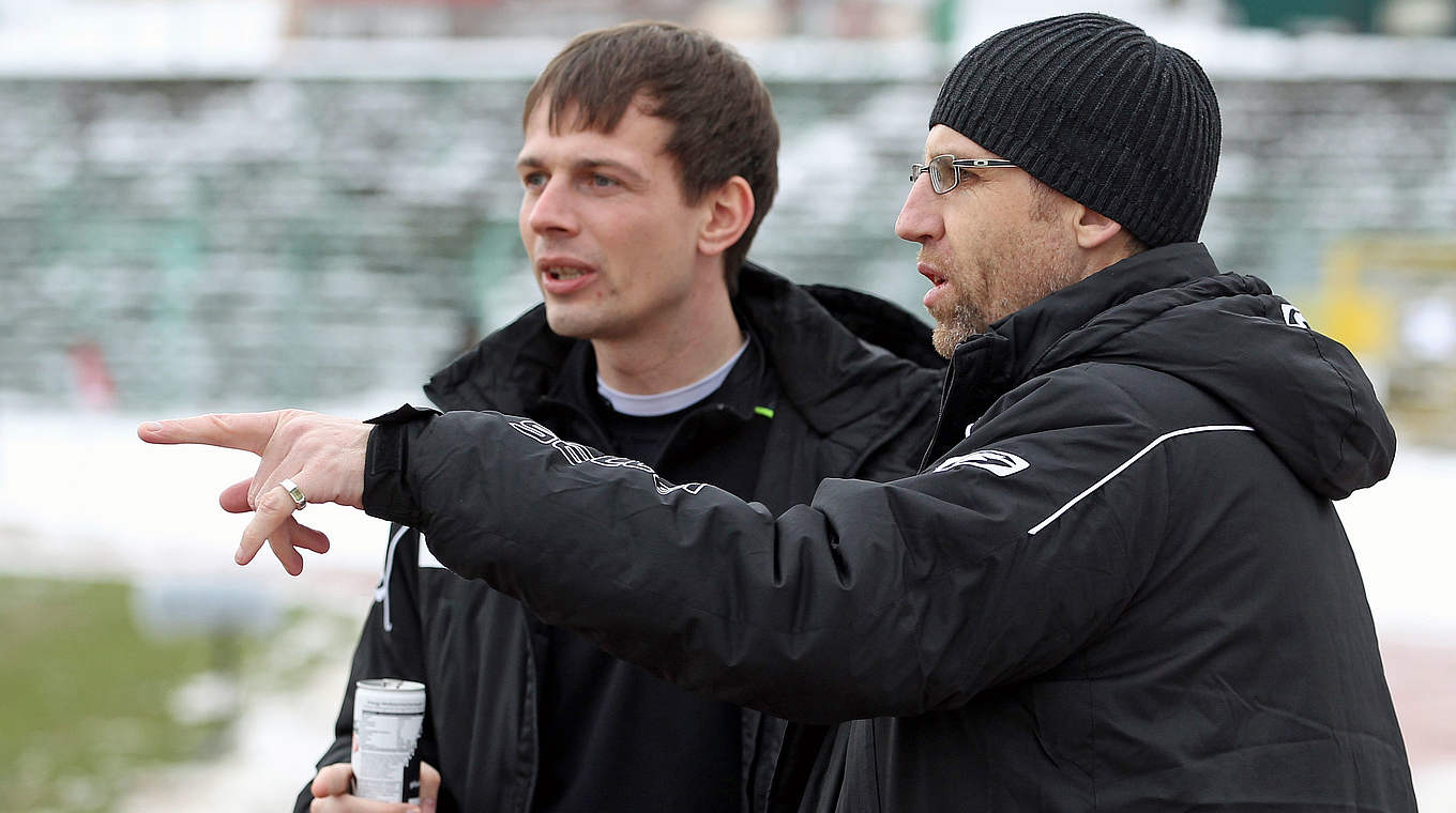 Preußer im Gespräch mit Sportvorstand Hörtnagl (r.): "Es ging alles unheimlich schnell" © 2015 Getty Images