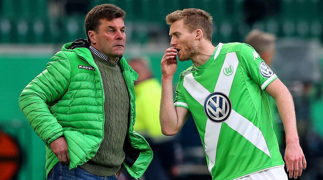Starke Leistung gegen Freiburg: Weltmeister Schürrle mit VfL-Trainer Hecking (l.) © 2015 Getty Images