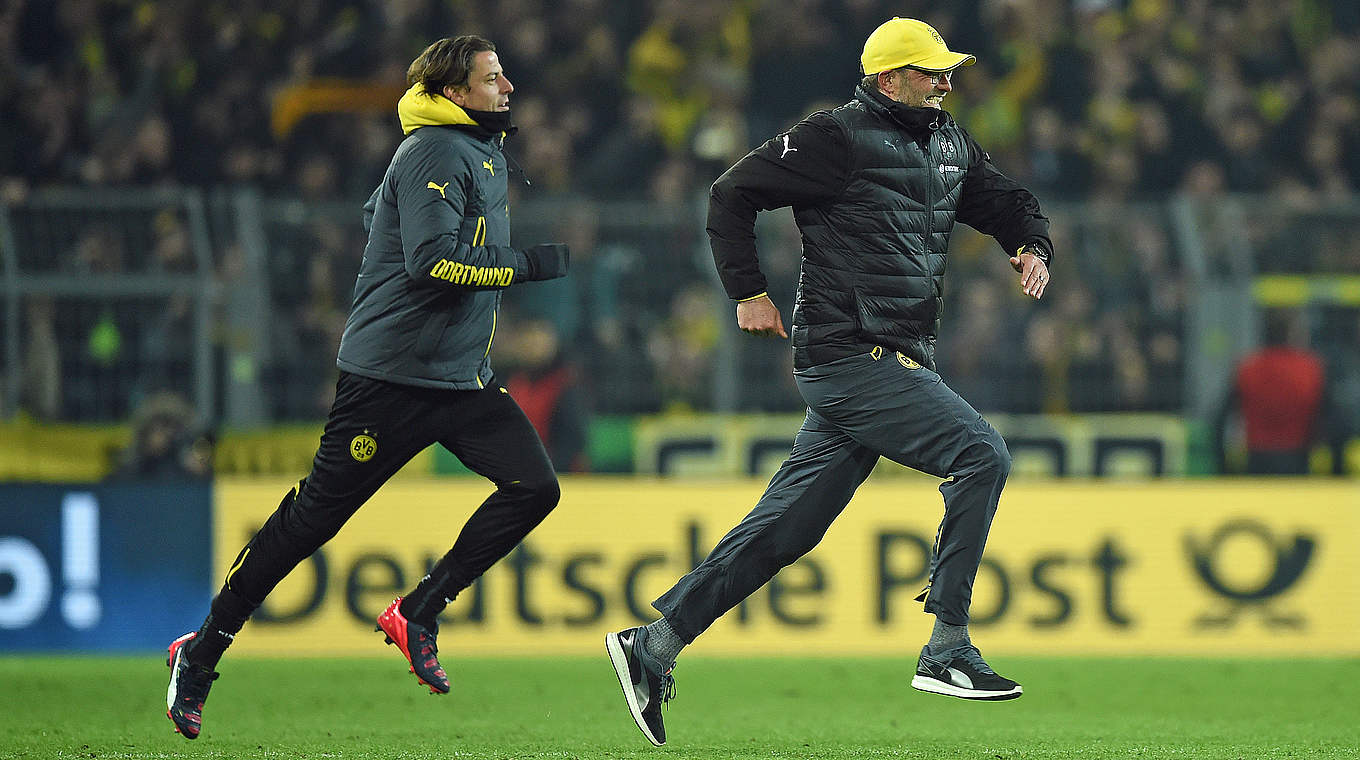 Erleichterung in Dortmund: Trainer Jürgen Klopp (r.) und Weltmeister Roman Wiedenfeller bejubeln das Weiterkommen im DFB-Pokal © 2015 Getty Images
