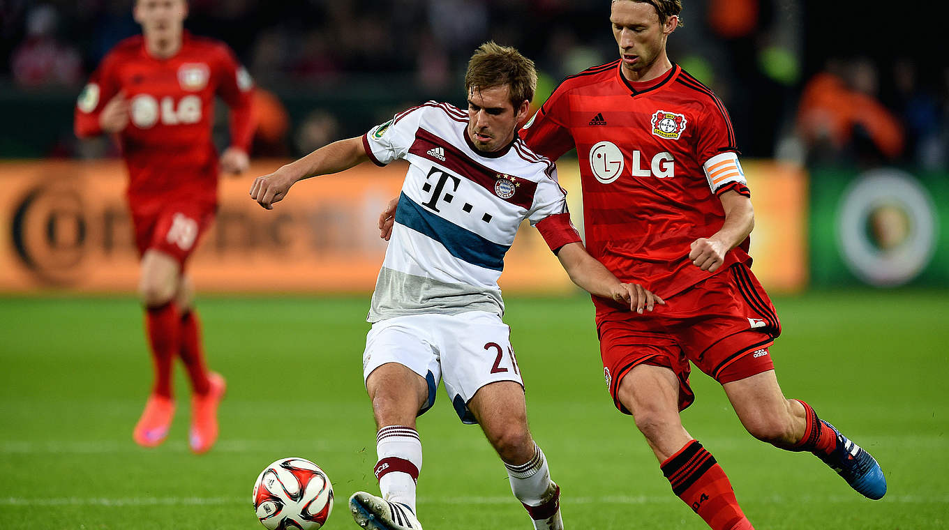 Keine Treffer nach 120 Minuten im Duell der Kapitäne: Bayerns Philipp Lahm gegen Bayers Simon Rolfes © 2015 Getty Images