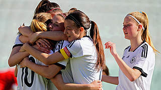 Großer Jubel bei den U 17-Juniorinnen: Dem deutschen Team gelingt einer starker 6:0-Auftaktsieg © 2015 Getty Images