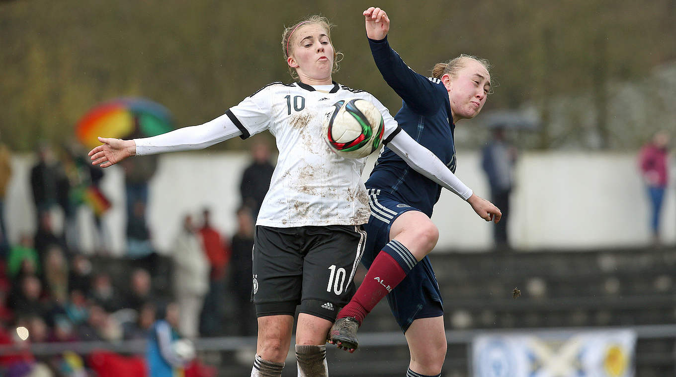 Überragende Leistung mit vier Toren: Laura Freigang vom TSV Schott (l.) © 2014 Getty Images