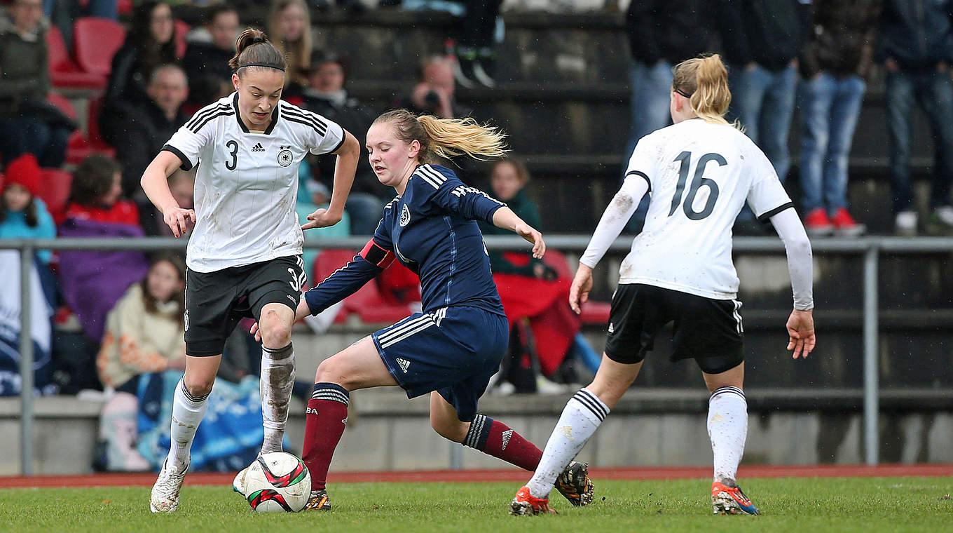 Einseitiges Duell: Felicitas Rauch (l.) im Zweikampf mit der Schottin Lucy Graham  © 2014 Getty Images