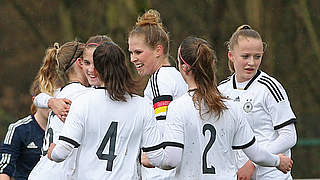 Deutlicher Sieg zum Auftakt gegen Schottland: Die deutschen U 19-Frauen jubeln © 2014 Getty Images