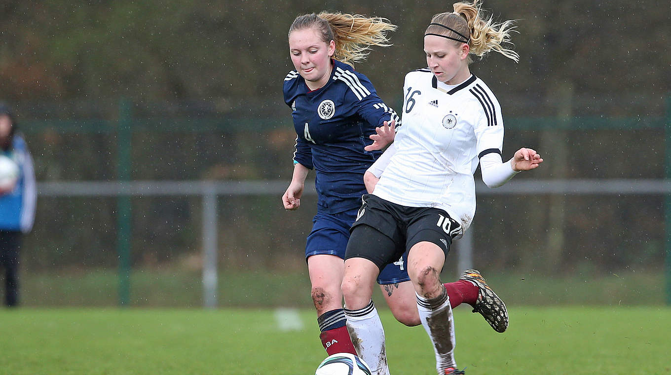 Müheloser Sieg: Traumstart für das deutsche Team rund um Saskia Matheis (r.) © 2014 Getty Images