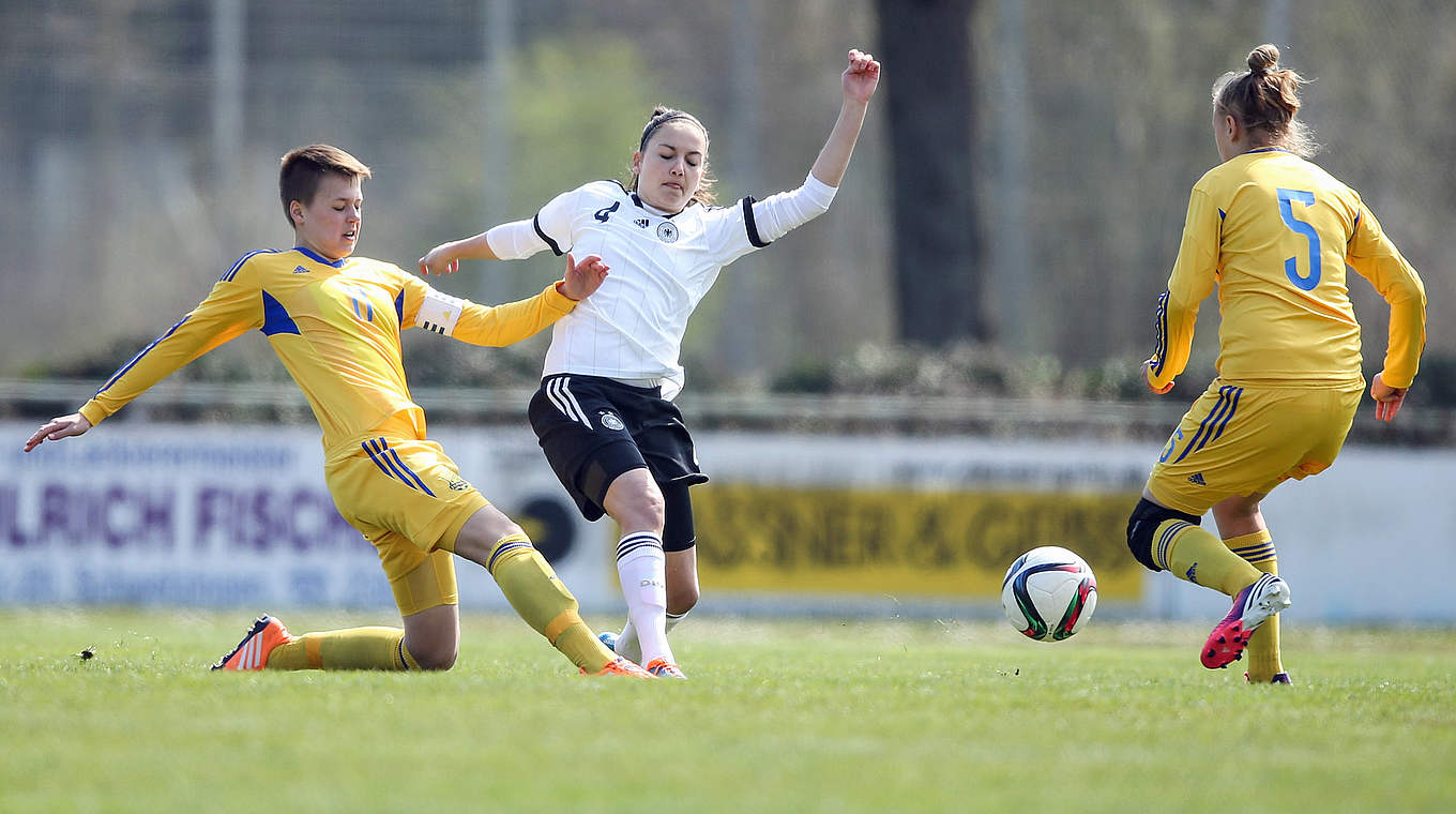 Hat in der Innenverteidigung alles im Griff: Joelle Wedemeyer im Zweikampf mit Tetyana Kozyrenko © 2015 Getty Images