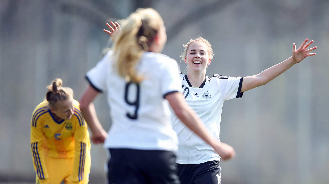 Doppelte Freude: Nina Ehegötz (l., 39.) und Laura Freigang (14.) feiern ihre beiden Treffer in der ersten Halbzeit © 2015 Getty Images