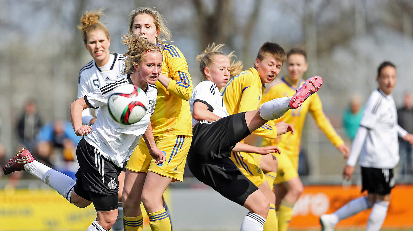 Traf gleich doppelt: Madeline Gier (l.) im Duell mit Alona Komanda © 2015 Getty Images